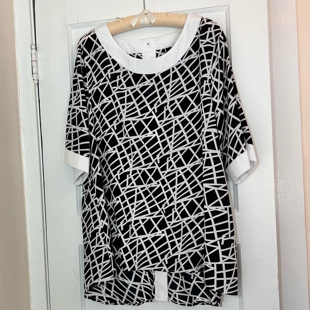 Curvesque USA Black & White Geometric Print Tunic Women’s 1XL Button Down Back